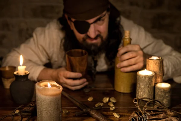 Chagrijnige Piraat Met Een Fles Rum Een Middeleeuwse Tafel Met — Stockfoto