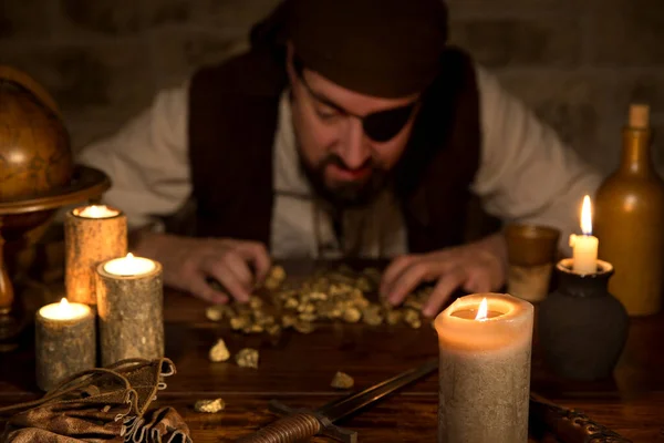 Piraat Telt Zijn Gouden Buit Middeleeuwse Tafel Met Veel Kaarsen — Stockfoto