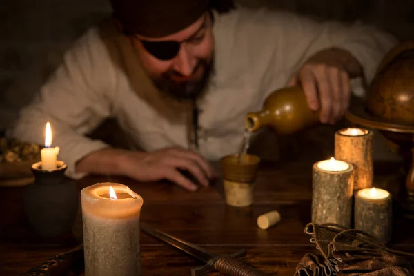 Pirat Siedzi Stole Wylewa Rum Tematyka Koncepcyjna Średniowieczne — Zdjęcie stockowe