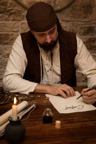 Een Man Tekent Een Contract Een Middeleeuwse Tafel Met Kaarsen — Stockfoto