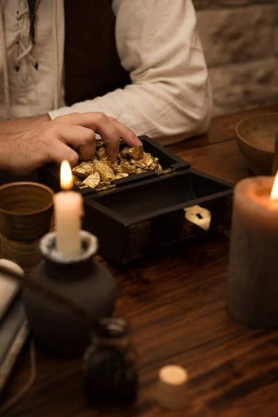 Nahaufnahme Pirat Mit Goldschatz Mittelalterlicher Tisch Mit Kerzen Federkiel Und — Stockfoto