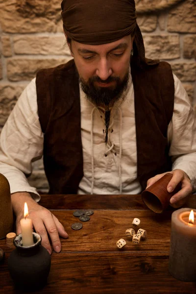 Średniowieczny Człowiek Siedzi Stole Gra Kości Koncepcja Hazardu — Zdjęcie stockowe