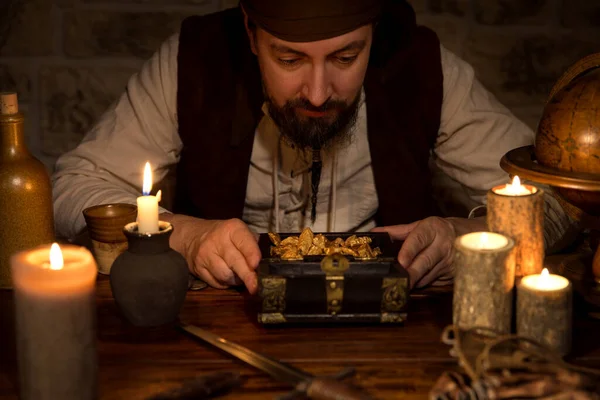 Ein Pirat Mit Einem Goldschatz Vielen Kerzen Und Alten Accessoires — Stockfoto