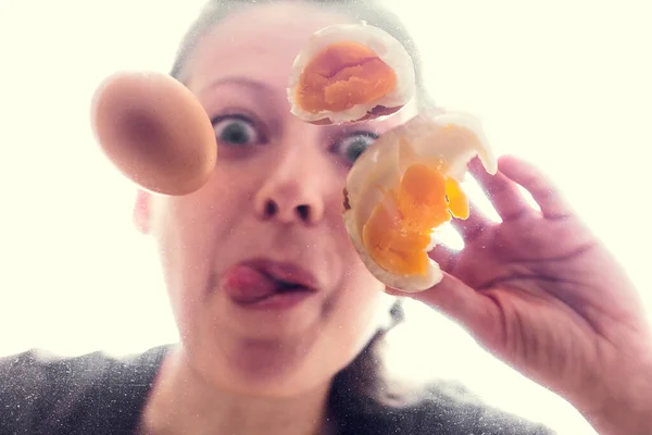Разбитое Яйцо Стекле Женское Лицо Гримасой — стоковое фото