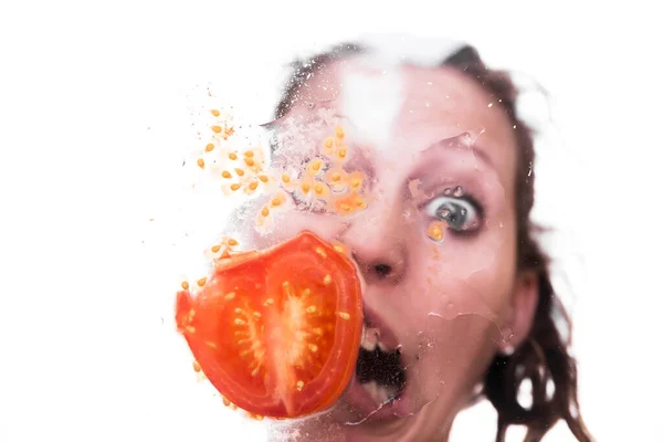 Roligt Kvinnligt Ansikte Gör Grimace Med Tomat Bakom Ruta Studio — Stockfoto