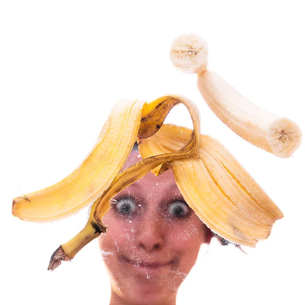 Очищенный Банан Стекле Смешная Женщина Делает Гримасу Выстрел Низким Углом — стоковое фото