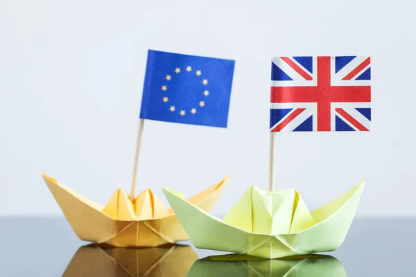 Papierschiff Mit Britischer Und Europäischer Flagge Konzeptversand Oder Freihandelsabkommen Und — Stockfoto