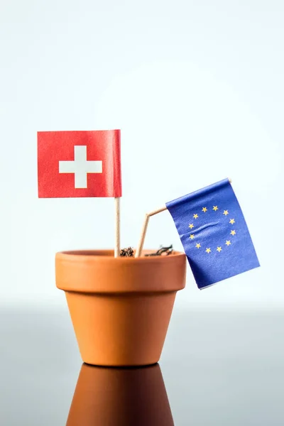 Pflanztopf Mit Europäischer Und Schweizer Flagge Konzept Bevölkerungszunahme Freihandelsabkommen Oder — Stockfoto