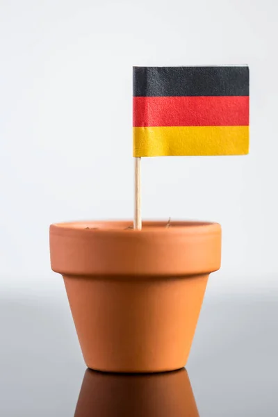 Pflanztopf Mit Deutschlandfahne Konzept Bevölkerungszunahme Oder Wirtschaftswachstum — Stockfoto