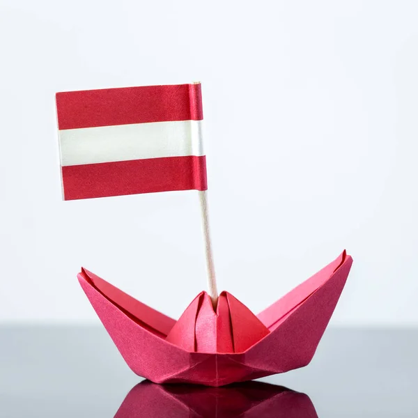 Papierschiff Mit Österreichischer Und Europäischer Flagge Konzeptversand Oder Freihandelsabkommen Und — Stockfoto