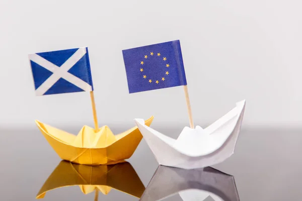 Papierschiff Mit Europäischer Und Schottischer Flagge Konzeptversand Oder Freihandelsabkommen Und — Stockfoto