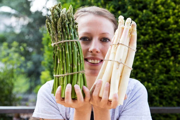 Divertente Donna Sta Tenendo Vari Asparagi Davanti Suo Viso Horicontal — Foto Stock