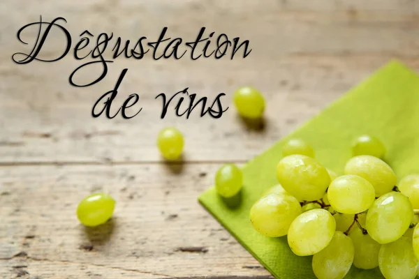 Uvas Brancas Mesa Madeira Texto Francês Degustation Vins Que Significa — Fotografia de Stock