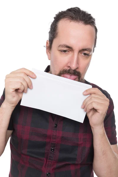 Homem Caucasiano Segurando Lambendo Envelope Branco Isolado Branco — Fotografia de Stock
