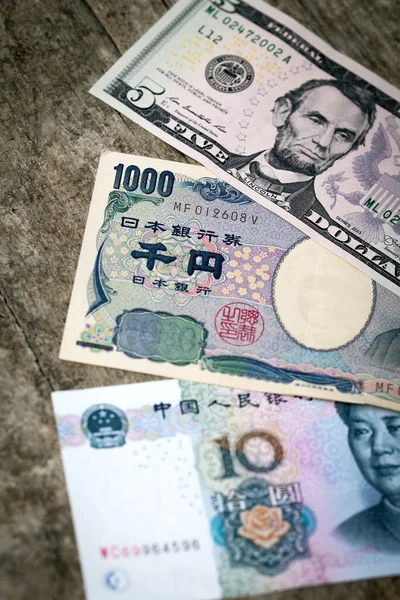 Tres Billetes Banco Diferentes China Japón Sobre Fondo Madera Vertical — Foto de Stock