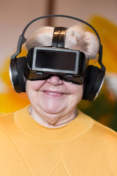 Divertente Adulto Senior Con Occhiali Realtà Virtuale Sta Divertendo — Foto Stock