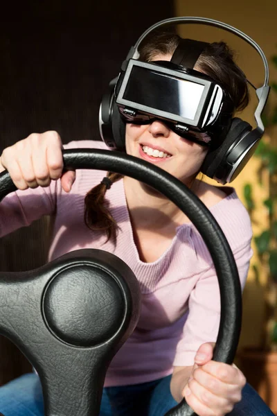 Kobieta Symulatorem Jazdy Okularami Wirtualnej Rzeczywistości — Zdjęcie stockowe
