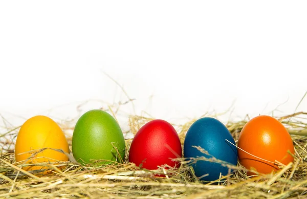 Samanlı Renkli Paskalya Yumurtaları Beyaz Üzerinde Izole Edilmiş Telifsiz Stok Fotoğraflar