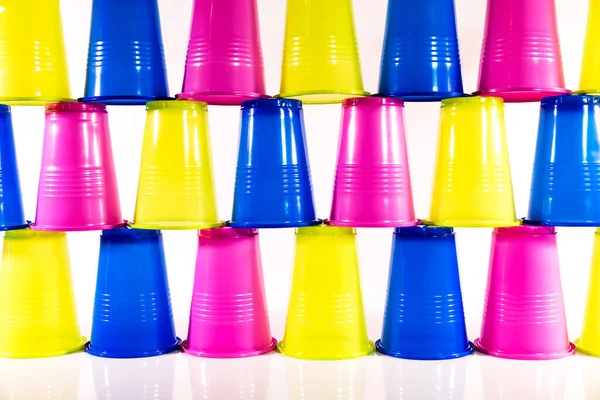 Много Красочных Пластиковых Чашек Перед Белым — стоковое фото
