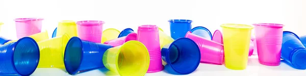 Много Красочных Пластиковых Чашек Стоящих Лежащих Белом Фоне — стоковое фото