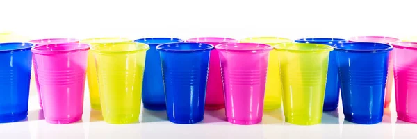 Много Красочных Пластиковых Чашек Выстроились Перед Белым — стоковое фото