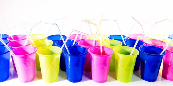 Красочные Пластиковые Чашки Соломинками Белом Фоне — стоковое фото