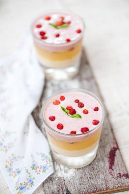 Çilek ile katmanlarında panna cotta
