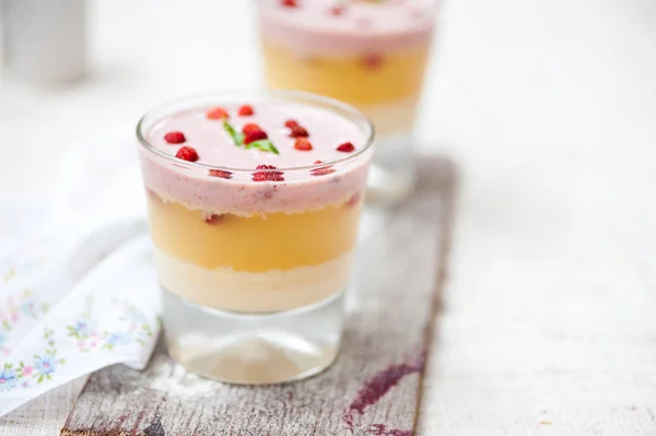 Panna Cotta Warstwach Truskawkami — Zdjęcie stockowe