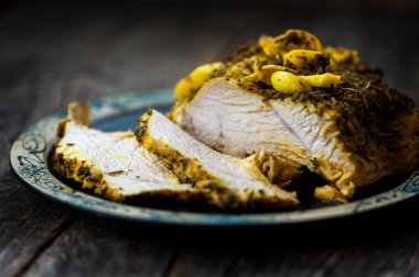 Baharatlı hindi göğsü otlar ve zerdeçal kabuk