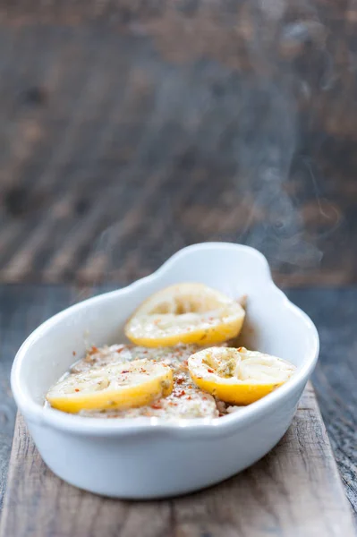 Fischfilet Mit Zitronen Und Buttersoße — Stockfoto