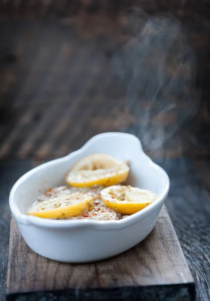 魚のポワレ レモンとバターのソース ロイヤリティフリーのストック画像