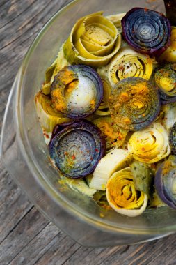 Pişmiş pırasa ve kırmızı soğan