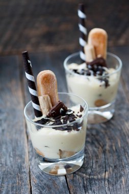 Bir bardak vanilya ve çikolatalı puding