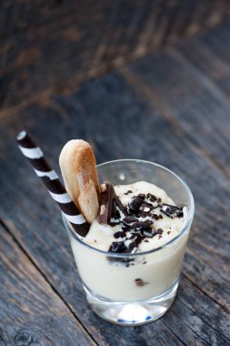 Bir bardak vanilya ve çikolatalı puding