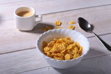 Mısır gevreği tahıl bir kase ve espresso kahve kap. Sabah kahvaltı.