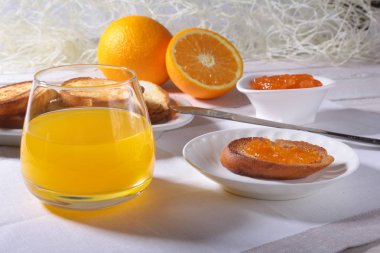 Sabah Kahvaltı ekmek tost ve suyu bardakta portakal reçeli ile ayarlama.