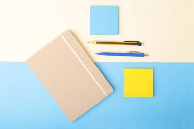 Defter, kalem, kurşun kalem ve diğer malzemeleri iş ofis için. Uzay kopyalayın. Üstten Görünüm.