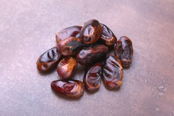 Taş masaya izole kurutulmuş tarihleri.