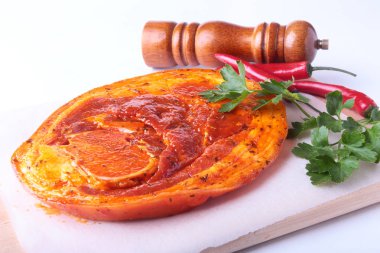 Çiğ domuz jambon ile baharatlar maydanoz yaprakları, biber ve baharat değirmeni beyaz arka plan üzerinde izole barbekü ızgara için hazır.