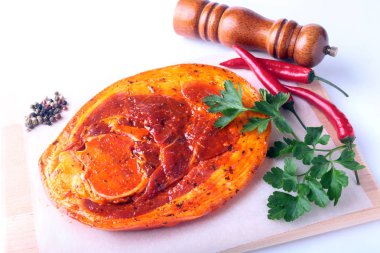 Çiğ domuz jambon ile baharatlar maydanoz yaprakları, biber ve baharat değirmeni beyaz arka plan üzerinde izole barbekü ızgara için hazır.