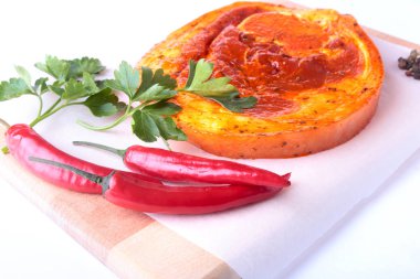 Baharatlar, maydanoz yaprakları ile biber beyaz arka plan üzerinde izole barbekü ızgara için hazır çiğ domuz jambon.