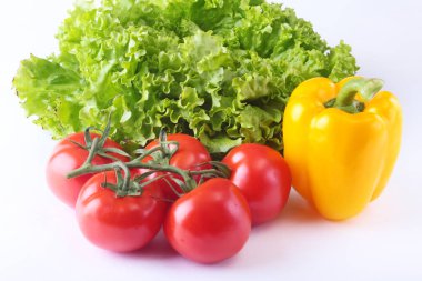 Taze çeşitli sebze çan biber, domates, sarımsak yaprak marul ile. Beyaz arka plan üzerinde izole. Seçici odak.