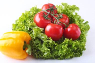Taze çeşitli sebze çan biber, domates, sarımsak yaprak marul ile. Beyaz arka plan üzerinde izole. Seçici odak.