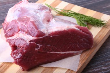 Otlar, sarımsak ve baharat pişirme için hazır ahşap tahta üzerinde çiğ domuz biftek. Seçici odak.