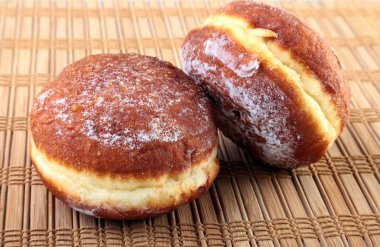 Jöle ile ev yapımı çörek dolu ve pudra şekeri bambu masa örtüsü üzerinde. Seçici odak.