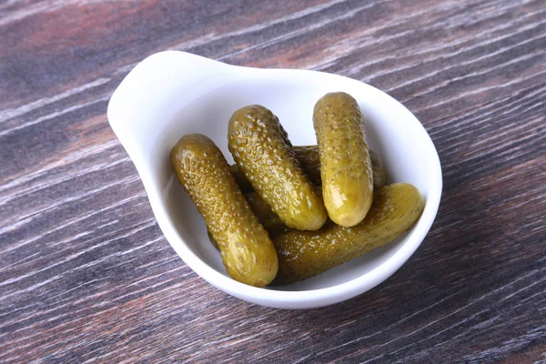 Cuenco con pepinillos en escabeche, pepinos sobre fondo de madera de cerca. Pepinillos . — Foto de Stock