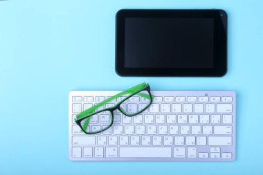 Kurumsal iş masaüstü dizüstü bilgisayar, dijital tablet, aksesuarları ve iş ekipmanları ile. seçici odak.