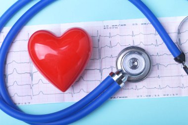 RX reçeteli, stetoskop ve kırmızı kalp boş. Sağlık ve tıp kavramı.