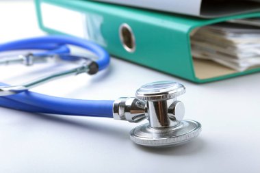 Klasör dosyası, stetoskop, kırmızı kalp ve beyaz arka plan üzerinde izole Rx reçete kitaplar.
