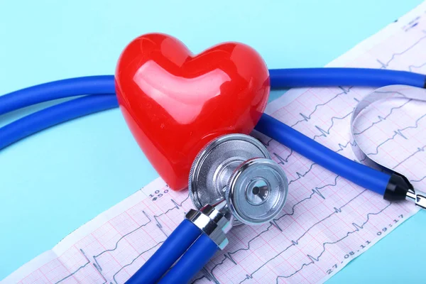 Receta RX en blanco, estetoscopio y corazón rojo. concepto para la salud y la medicina . — Foto de Stock